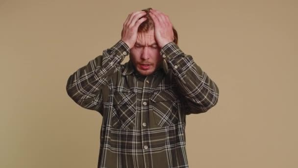 Homem Adulto Jovem Barbudo Camisa Esfregando Templos Para Curar Problema — Vídeo de Stock