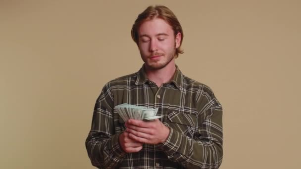 Πλούσιος Ευχαριστημένος Αφεντικό Γενειοφόρος Άντρας Κουνώντας Χαρτονομίσματα Του Δολαρίου Σαν — Αρχείο Βίντεο