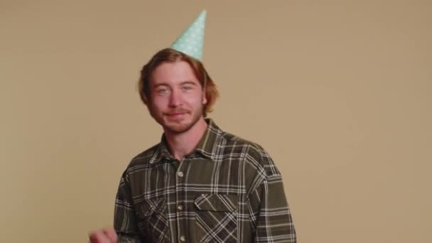 Fröhlich Glücklicher Junger Mann Öffnet Geschenkbox Packt Geburtstagsüberraschung Aus Und — Stockvideo