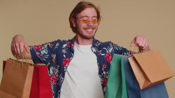 Šťastný Turista Kostkované Košili Ukazující Nákupní Tašky Reklamní Slevy Usmívající — Stock video