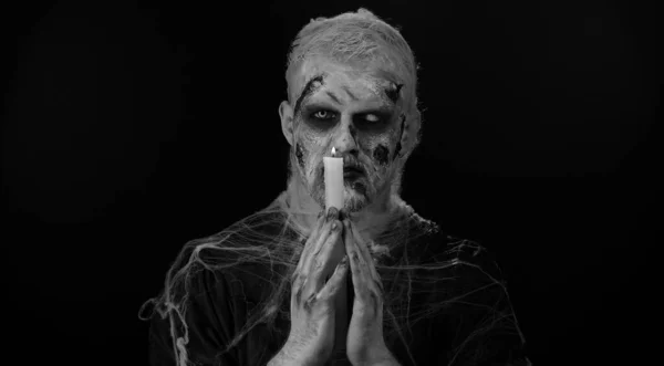 Cadılar Bayramı Zombisi Kanlı Makyajlı Korkutucu Bir Adam Mumu Çağırır — Stok fotoğraf