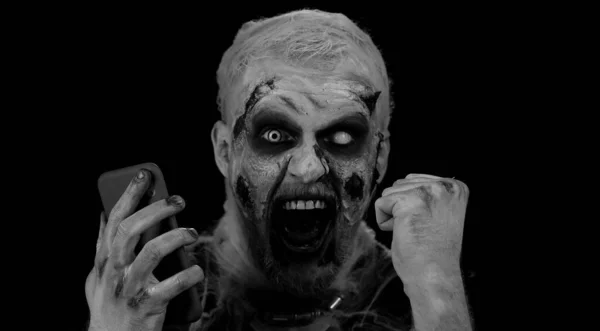 Szczęśliwy Podekscytowany Złowieszczy Człowiek Stroju Karnawału Halloween Szalony Zombie Patrząc — Zdjęcie stockowe