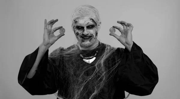 Моторошний Чоловік Кривавими Шрами Обличчя Хеллоуїн Зомбі Показує Золоті Біткоїни — стокове фото