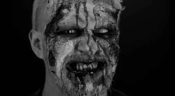Cadılar Bayramı Zombisi Suratlı Korkutucu Bir Adam Yüzü Yüzüne Kan — Stok fotoğraf