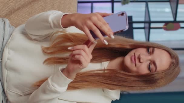 Θεέ Μου Ενθουσιασμένος Χαρούμενος Κορίτσι Νικητής Χρησιμοποιούν Smartphone Περιήγηση Πληκτρολόγηση — Αρχείο Βίντεο