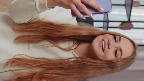 Portré Kaukázusi Lány Blogger Befolyásoló Hogy Telefonbeszélgetés Hívás Közösségi Média — Stock videók