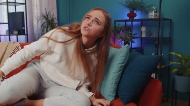 Komşu konseptinde tamirat. Sinirli kadın koltuk örtüsüne oturup, baş ağrısından muzdarip gürültücü komşular tarafından rahatsız edilen yastıklarla, sessizlik diliyor. Evde ses yalıtımı olmayan ince duvarlar.