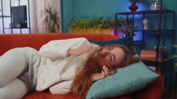 Κουρασμένη Καυκάσια Ενήλικη Κοπέλα Ξαπλωμένη Στο Κρεβάτι Ξεκουράζεται Στο Σπίτι — Αρχείο Βίντεο