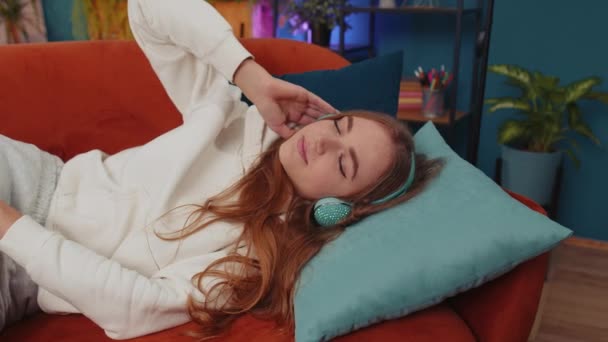 Junge Frau Mit Drahtlosen Kopfhörern Die Sich Hause Auf Dem — Stockvideo