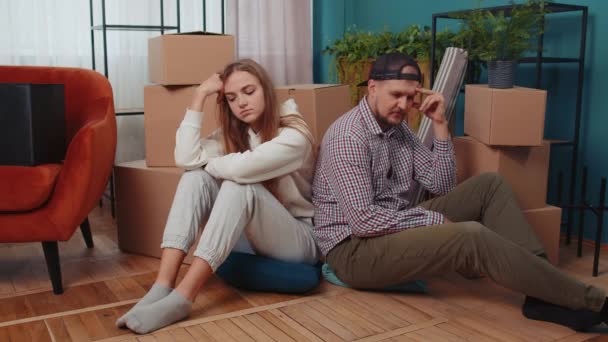 Sedih Pasangan Suami Istri Meninggalkan Rumah Duduk Lantai Dekat Kotak — Stok Video