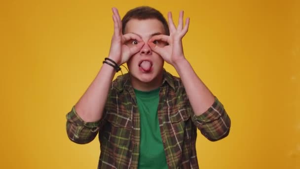 Amuzant Vesel Sincer Adult Ani Cămașă Face Jucăușă Expresii Faciale — Videoclip de stoc