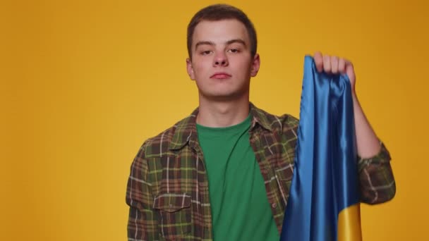Людина Тримає Національний Прапор України Показуючи Знак Перемоги Проти Війни — стокове відео