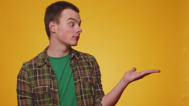 Pohledný Muž Košili Ukazující Palce Nahoru Ukazující Prázdné Místo Reklamní — Stock video