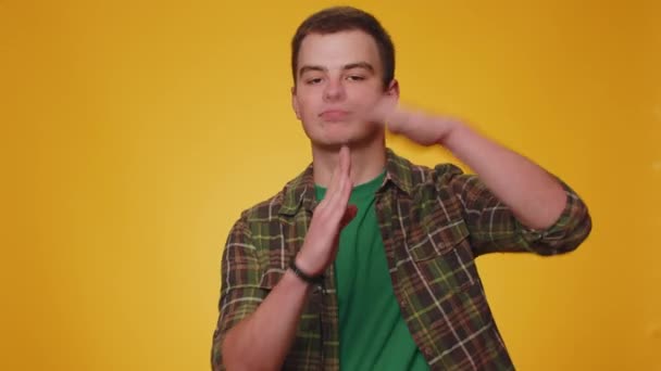 Hombre Molesto Serio Cansado 20S Camisa Verde Casual Que Muestra — Vídeo de stock