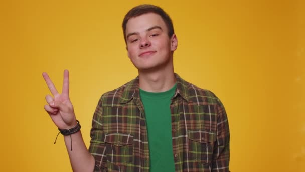 Gündelik Yeşil Tişörtlü Genç Adam Zafer Işareti Gösteriyor Başarı Kazanma — Stok video