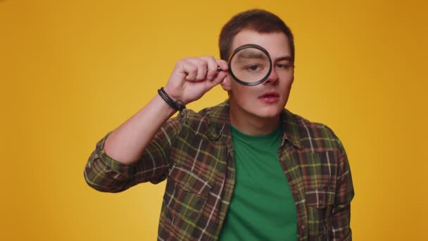 Forskare Forskare Forskare Man Håller Förstoringsglas Nära Ansiktet Tittar Kameran — Stockvideo