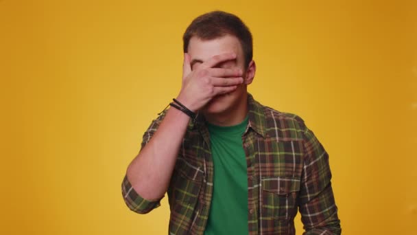 Nie Chcę Patrzeć Okropnie Przystojny Zszokowany Nastolatek Zamykający Oczy Rękami — Wideo stockowe