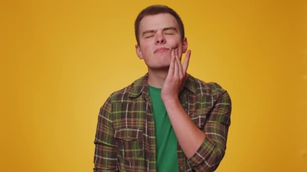 Teenager Mladý Muž Dotýká Bolavé Tváře Trpí Zubní Dutiny Nebo — Stock video