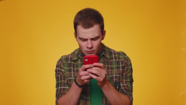 Щасливий Радісний Хлопець Випадковій Зеленій Сорочці Використовує Мобільний Телефон Набираючи — стокове відео