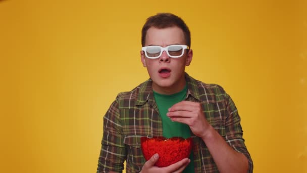 Emozionato Uomo Turistico Occhiali Godendo Mangiare Popcorn Guardare Interessante Gioco — Video Stock