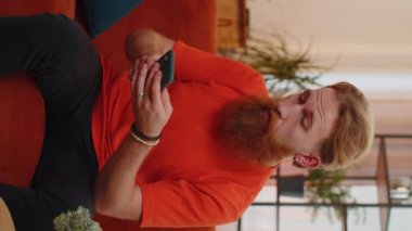Adam cep telefonu daktilo yazarak 