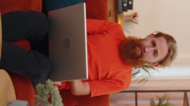 Aman Tanrım. Vay canına. Şaşırmış genç adam dizüstü bilgisayar kullanıyor, iyi haber mesajı alıyor, ani zaferle şok oluyor, galibiyeti kutluyor, piyango ikramiyesi, evden online alışveriş yapıyor. Yaşam tarzı teknolojileri