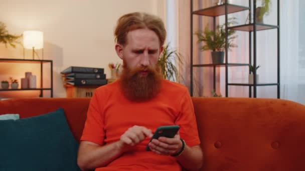 Homem Ruiva Barbudo Usar Smartphone Móvel Digitação Navegação Dizer Wow — Vídeo de Stock