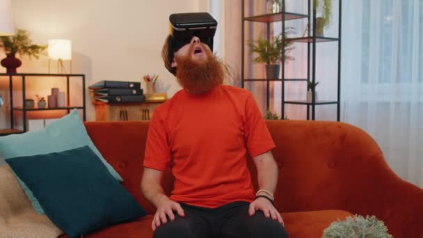 Bearded Redhead Man Menggunakan Virtual Reality Teknologi Futuristik Helm App — Stok Video