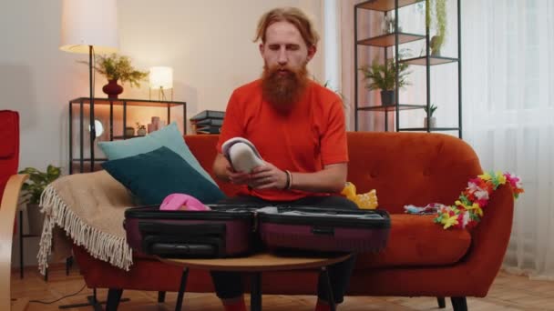 Heureux Homme Barbu Touriste Emballage Beaucoup Choses Dans Les Bagages — Video