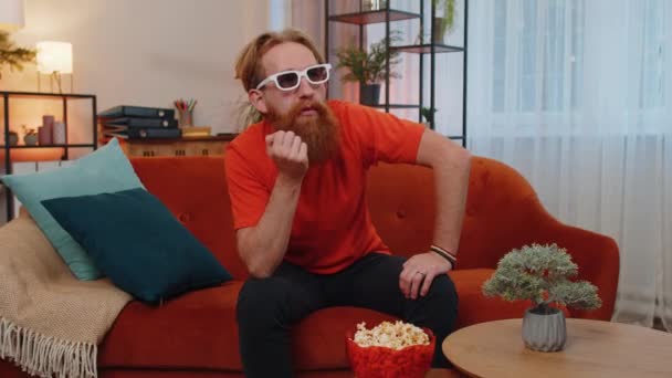 Portræt Skægget Ophidset Ung Mand Sidder Sofaen Spise Popcorn Interessante – Stock-video