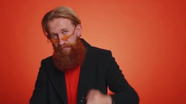 Gibi. Siyah ceketli sakallı kızıl saçlı adam bir şeyi onaylıyor ya da olumlu cevap veriyor reklamların iyi şeyler sevdiğini söylüyor. Genç adam turuncu stüdyoda tek başına izole edilmiş.