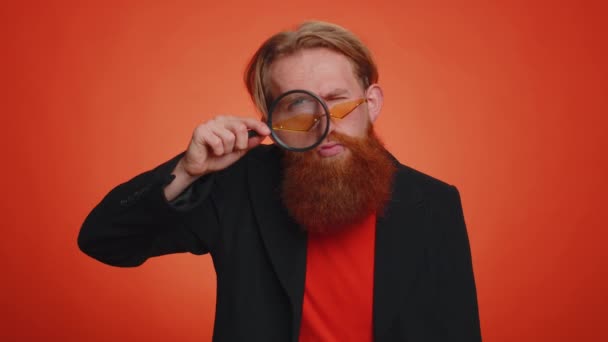 Forscher Forscher Wissenschaftler Mann Mit Lupe Der Nähe Gesicht Blick — Stockvideo