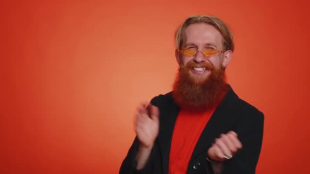 Fröhlicher Mann Schwarzer Jacke Der Laut Lacht Nachdem Lächerliche Anekdoten — Stockvideo