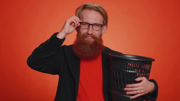 Pria Bahagia Dalam Jaket Lepas Landas Melempar Gelas Tempat Sampah — Stok Video