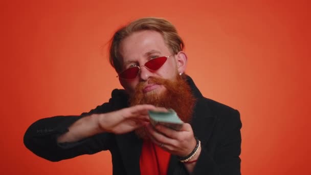 Веселый Богатый Бородатый Человек Показывает Тратить Бросать Деньги Вокруг Руки — стоковое видео