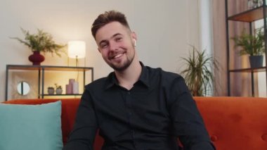 Kafkasyalı sakallı bir adamın kanepede oturup kameraya baktığı, arkadaşlarıyla ya da ailesiyle görüntülü görüşme yaptığı, hoş sohbetin tadını çıkardığı görüntüler. Genç adam gülüyor, evde el sallıyor.