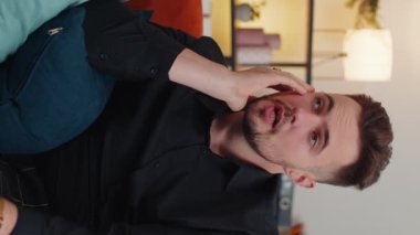 Evde oturan üzgün adam, hayat endişelerini ya da karşılıksız aşkı düşünerek adaletsiz bir durumdan muzdarip. Gençlik sorunu, ayrılık, depresyon, sinir bozukluğu, bitkinlik. Dikey görünüm