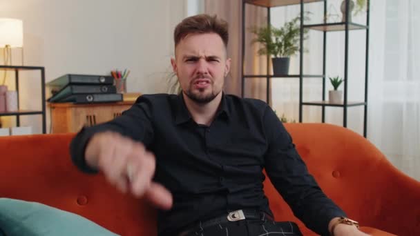 Αηδιαστικό Αναστατωμένος Άνθρωπος Δείχνει Τους Αντίχειρες Προς Κάτω Χειρονομία Σημάδι — Αρχείο Βίντεο