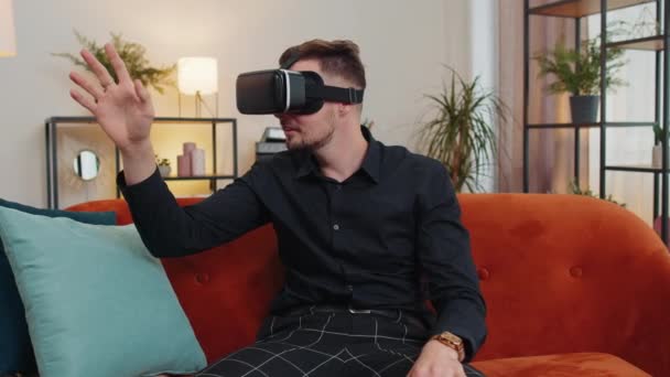 Молодий Хлопець Використовує Окуляри Вдома Насолоджуючись Концепцією 360 Відео Розважаючи — стокове відео