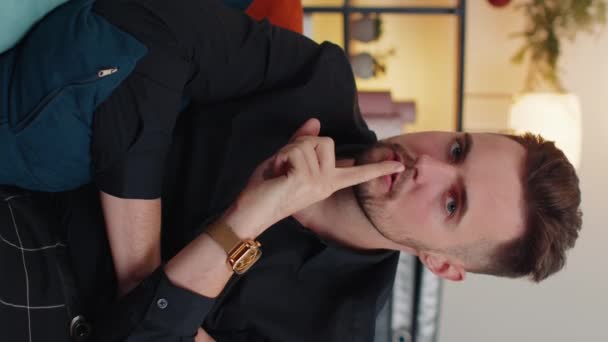Silencio Por Favor Retrato Caucásico Barbudo Hombre Presiona Índice Dedo — Vídeos de Stock