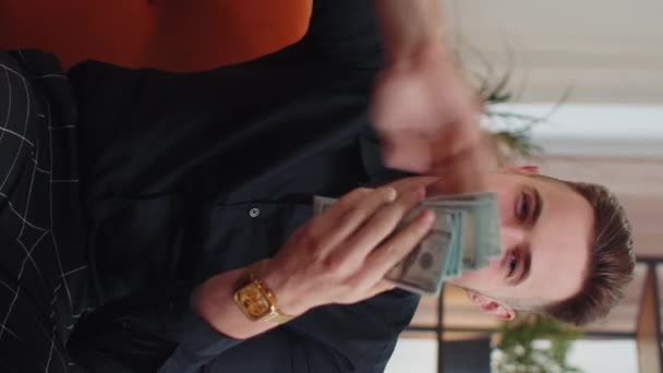 Πορτρέτο Του Καυκάσιος Χαρούμενος Πλούσιος Άνθρωπος Δείχνει Σπατάλη Πετώντας Χρήματα — Αρχείο Βίντεο