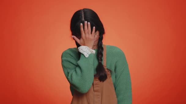 Verärgerte Müde Gelangweilte Frau Pullover Die Mit Der Handfläche Gestikuliert — Stockvideo
