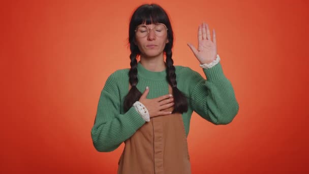 Ορκίζομαι Είμαι Ειλικρινής Ειλικρινής Υπεύθυνη Νεαρή Σπασίκλα Γυναίκα Σηκώνοντας Χέρι — Αρχείο Βίντεο