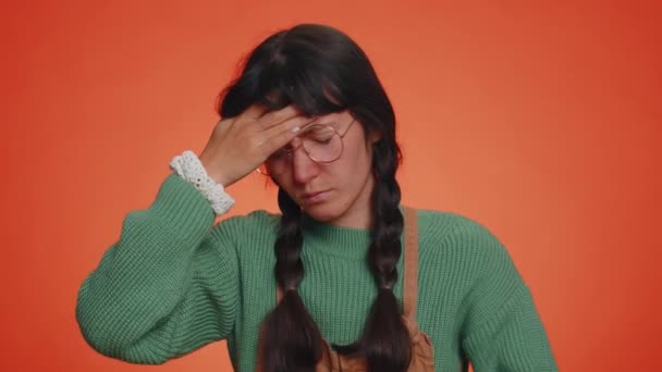 Hipsterska Młoda Kobieta Swetrze Pocierająca Świątynie Aby Wyleczyć Ból Głowy — Wideo stockowe