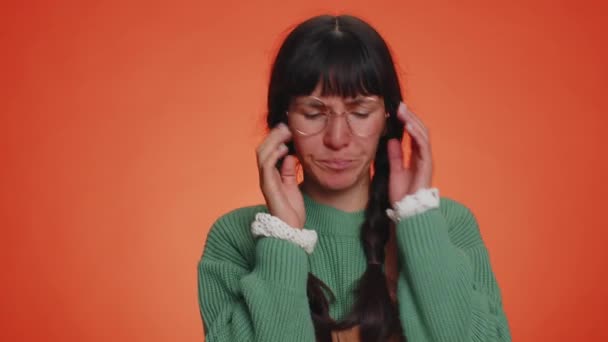惊慌失措的年轻的书呆子女人咬着钉子 对严重的麻烦 压力和焦虑障碍 恐慌发作感到紧张 在橙色工作室背景上被隔离的拉丁女孩 — 图库视频影像