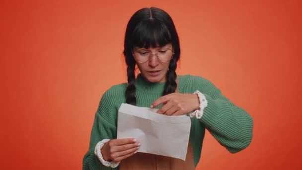 Νεαρή Σπασίκλα Φοιτήτρια Γυαλιά Ανοιχτό Φάκελο Βγάζει Γράμμα Και Διαβάζει — Αρχείο Βίντεο