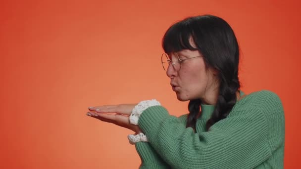 Прекрасна Одна Тисячолітня Жінка Показує Великі Пальці Вгору Вказує Порожнє — стокове відео
