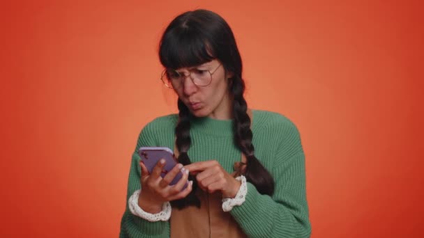 可爱的年轻女性游客用智能手机在网上打印新的帖子 沉迷于社交网络 竖起大拇指之类的 积极的反馈 推荐无线网络连接5G — 图库视频影像