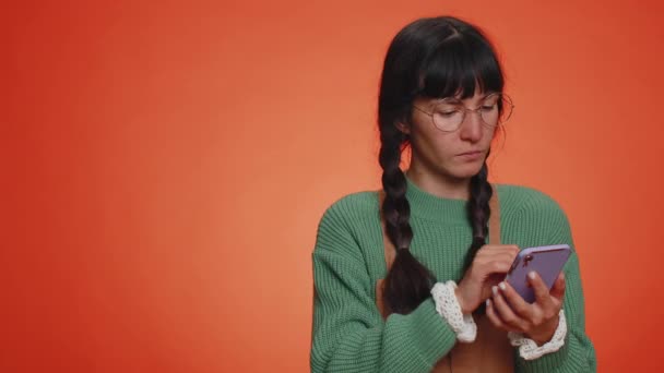 Toeristische Vrouw Gebruik Smartphone Typen Van Nieuwe Post Het Web — Stockvideo