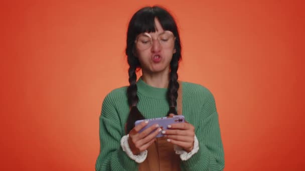 Bekymret Sjov Afhængige Kvinde Sweater Entusiastisk Spille Racing Videospil Mobiltelefon – Stock-video